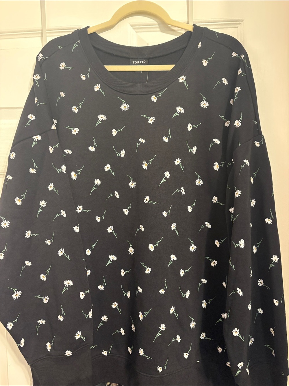 Torrid Black Daisy Allover Pullover Sweatshirt Size 3 or 3X PtP 31, L 30
